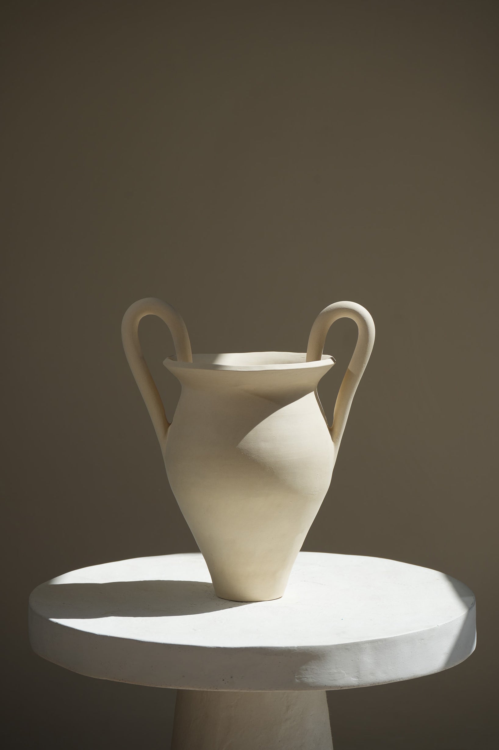SAND SCULPTURAL VASE BY AMANDA HUMMES – INK + PORCELAIN