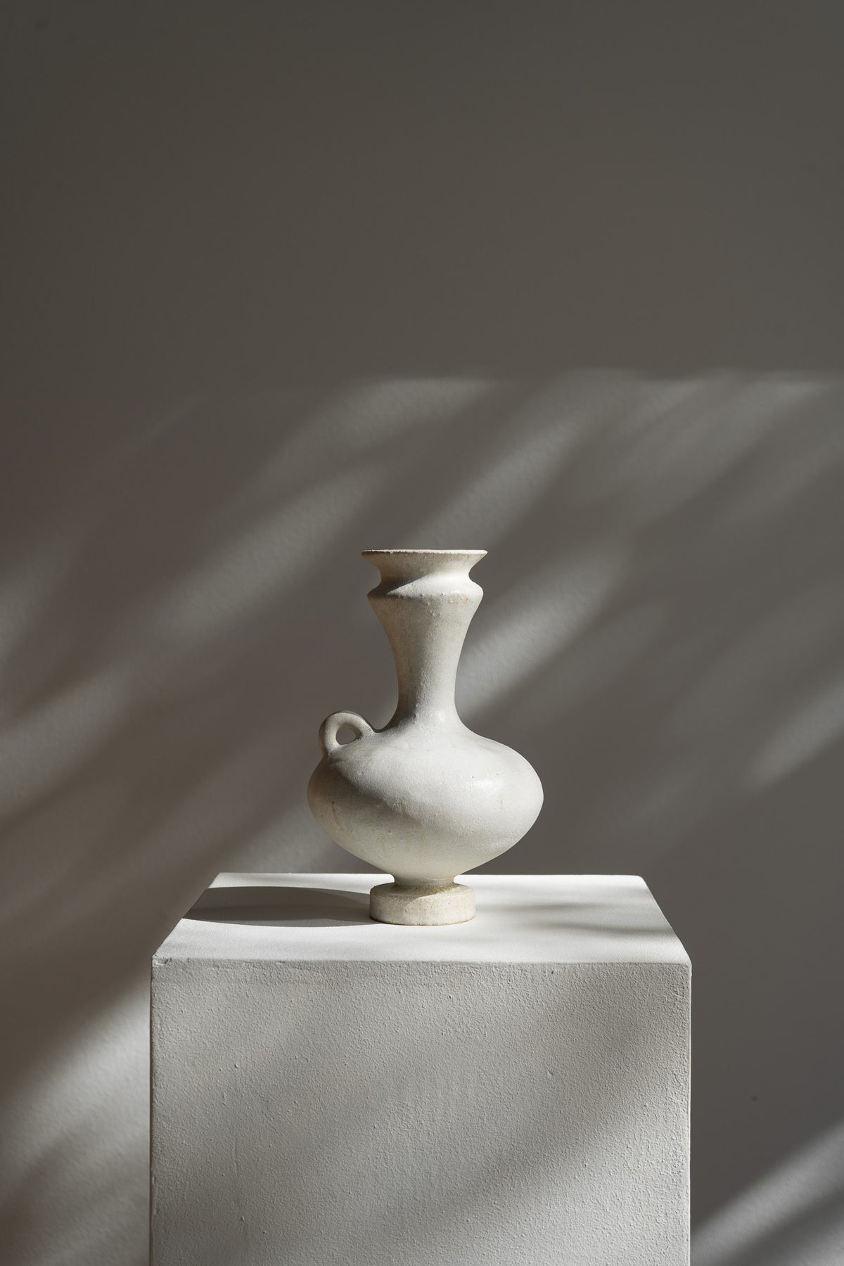 Reminiscent of classic stoneware designs from ancient times, the Arq 006 is a sculptural vessel inspired by the Greeks, Romans, and Iberians.