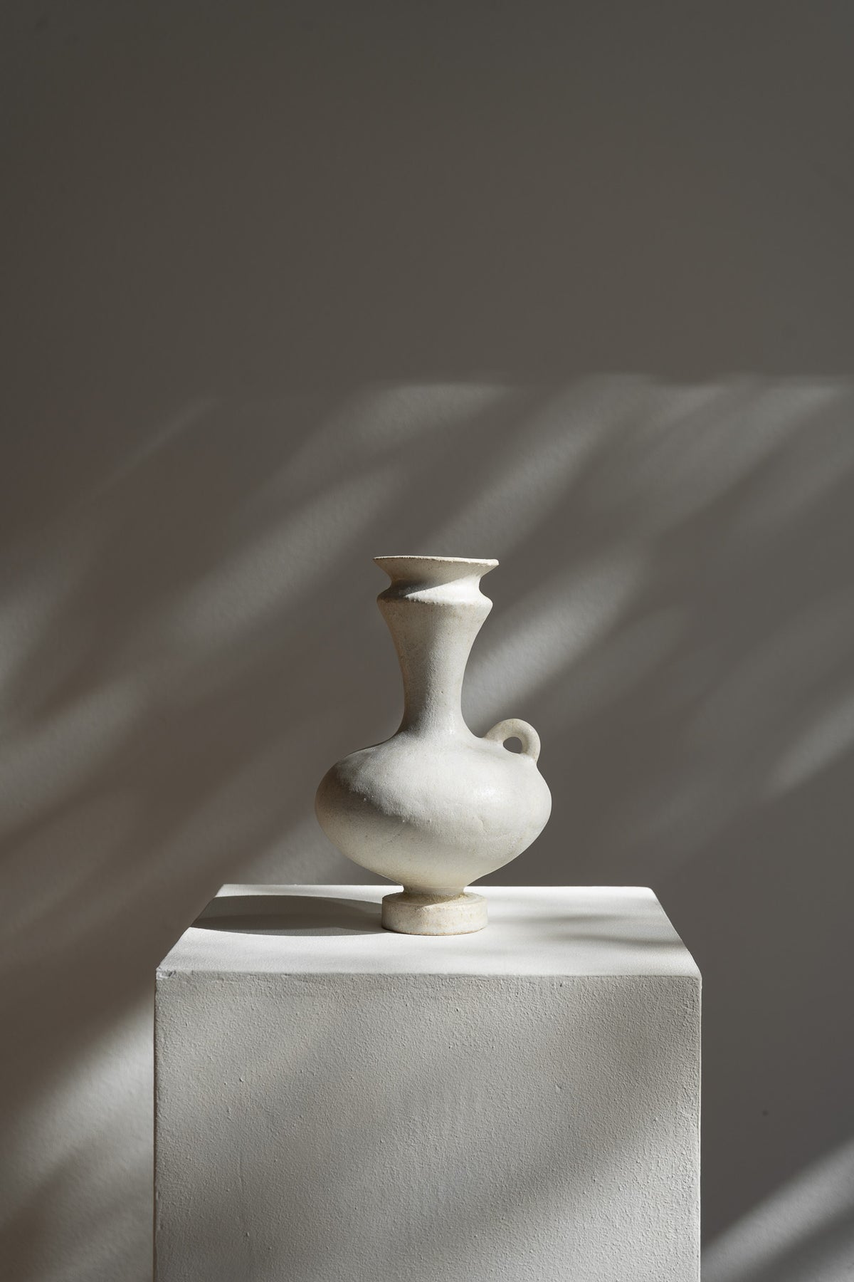 Reminiscent of classic stoneware designs from ancient times, the Arq 006 is a sculptural vessel inspired by the Greeks, Romans, and Iberians.