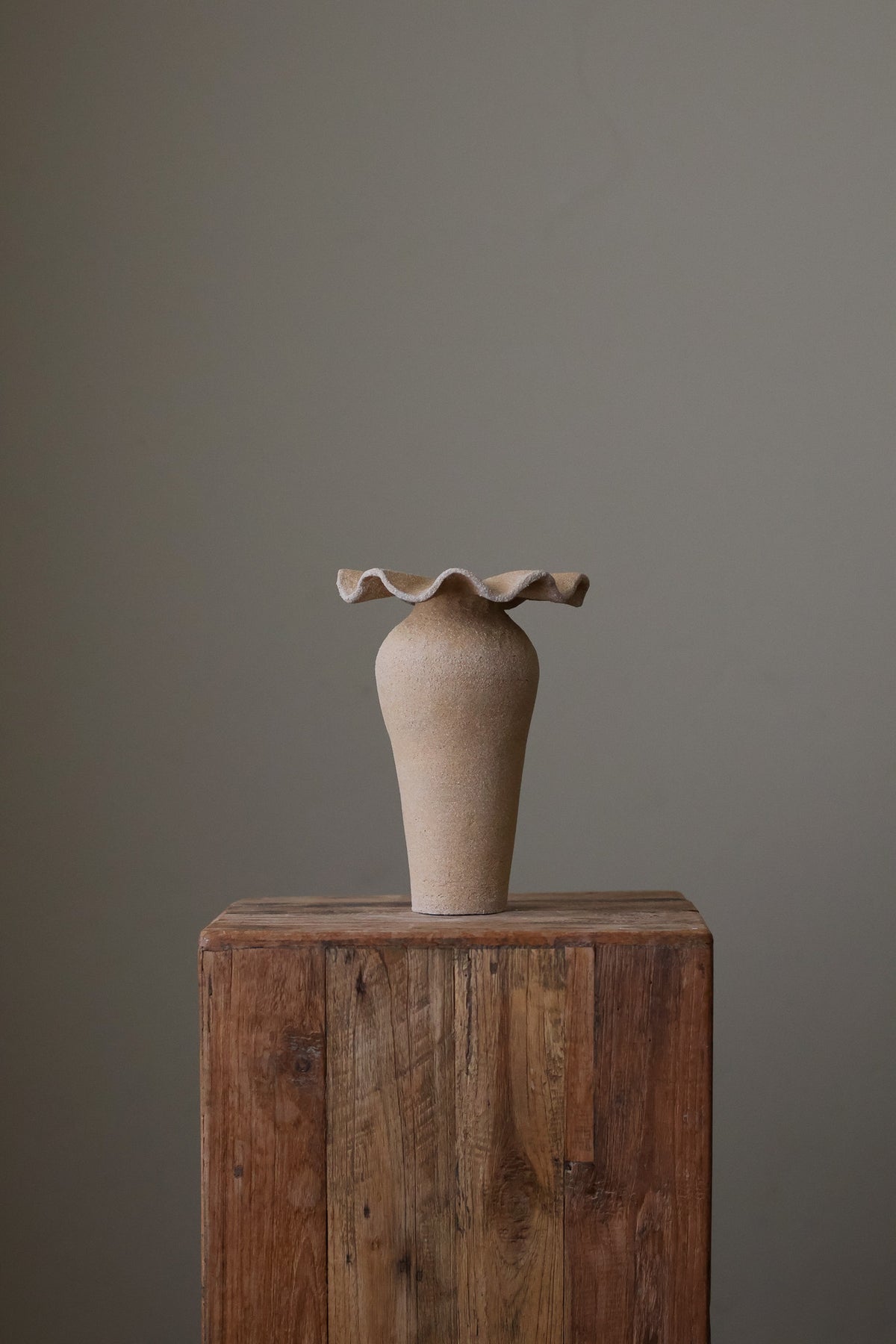 COLLAR SCULPTURAL VESSEL SAND