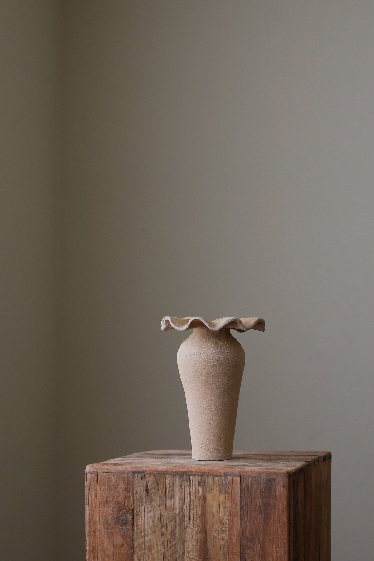COLLAR SCULPTURAL VESSEL SAND