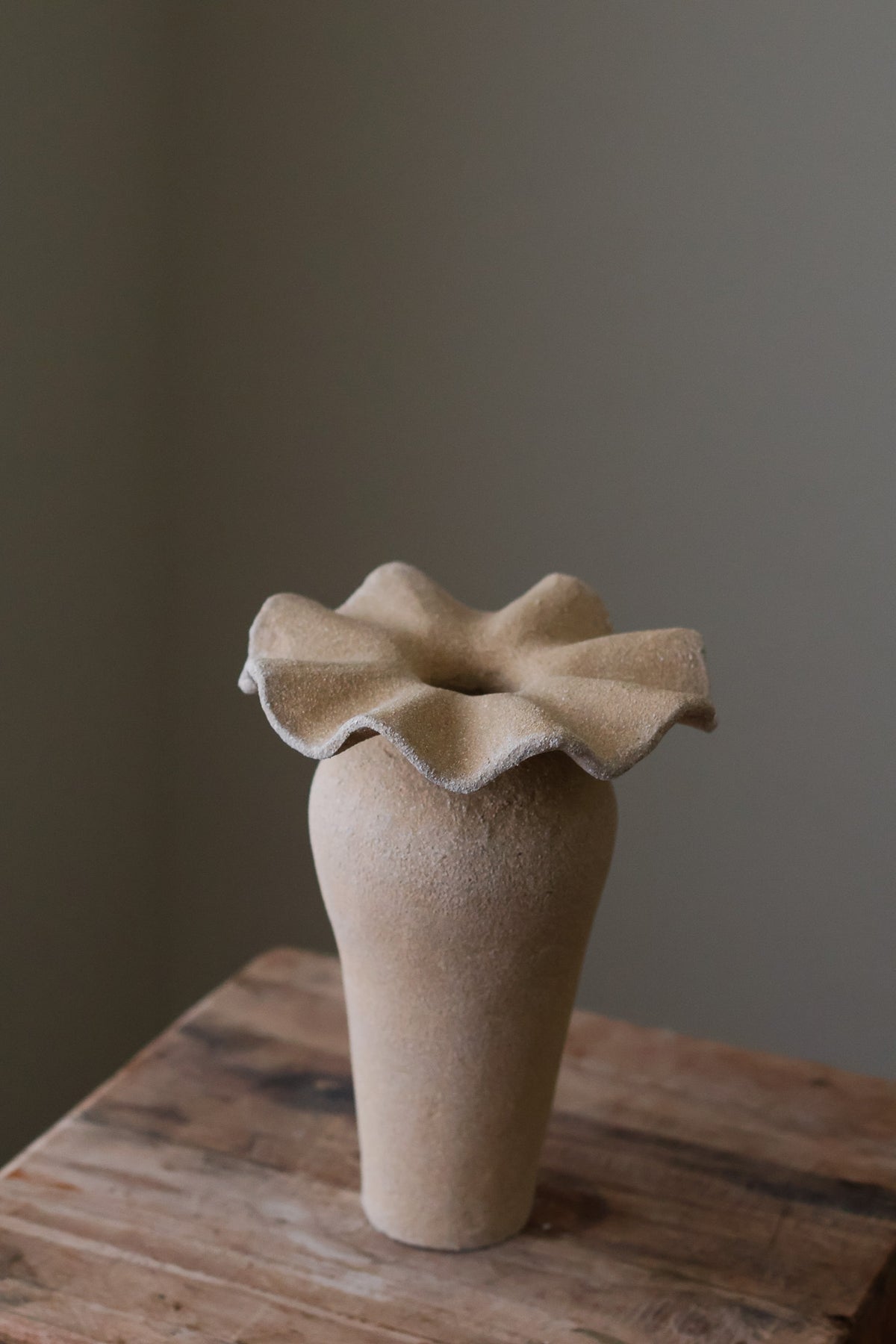 COLLAR SCULPTURAL VESSEL SAND