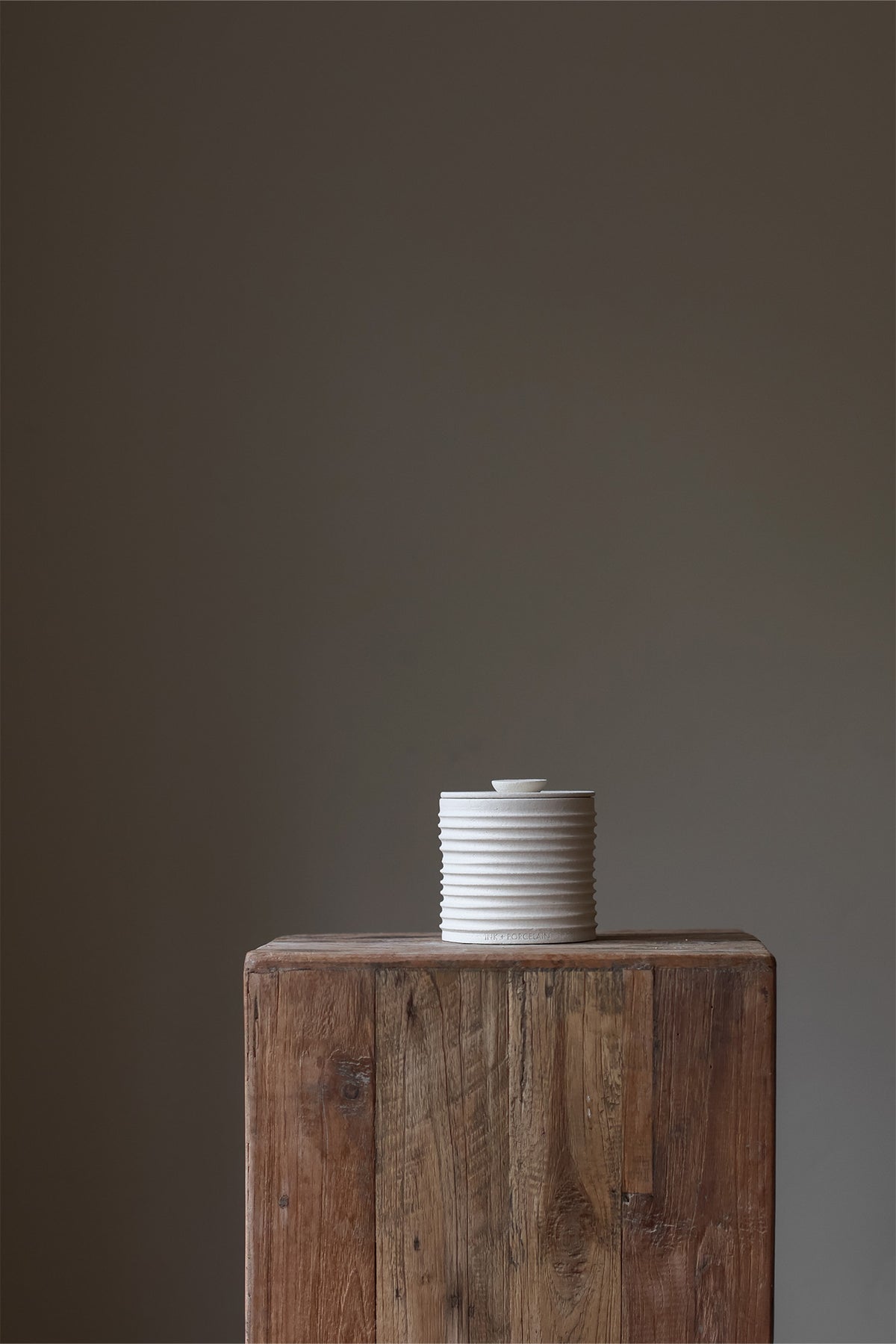 Elevate your vanity with this exquisite decorative holder, a sophisticated container designed to blend beauty and utility. 