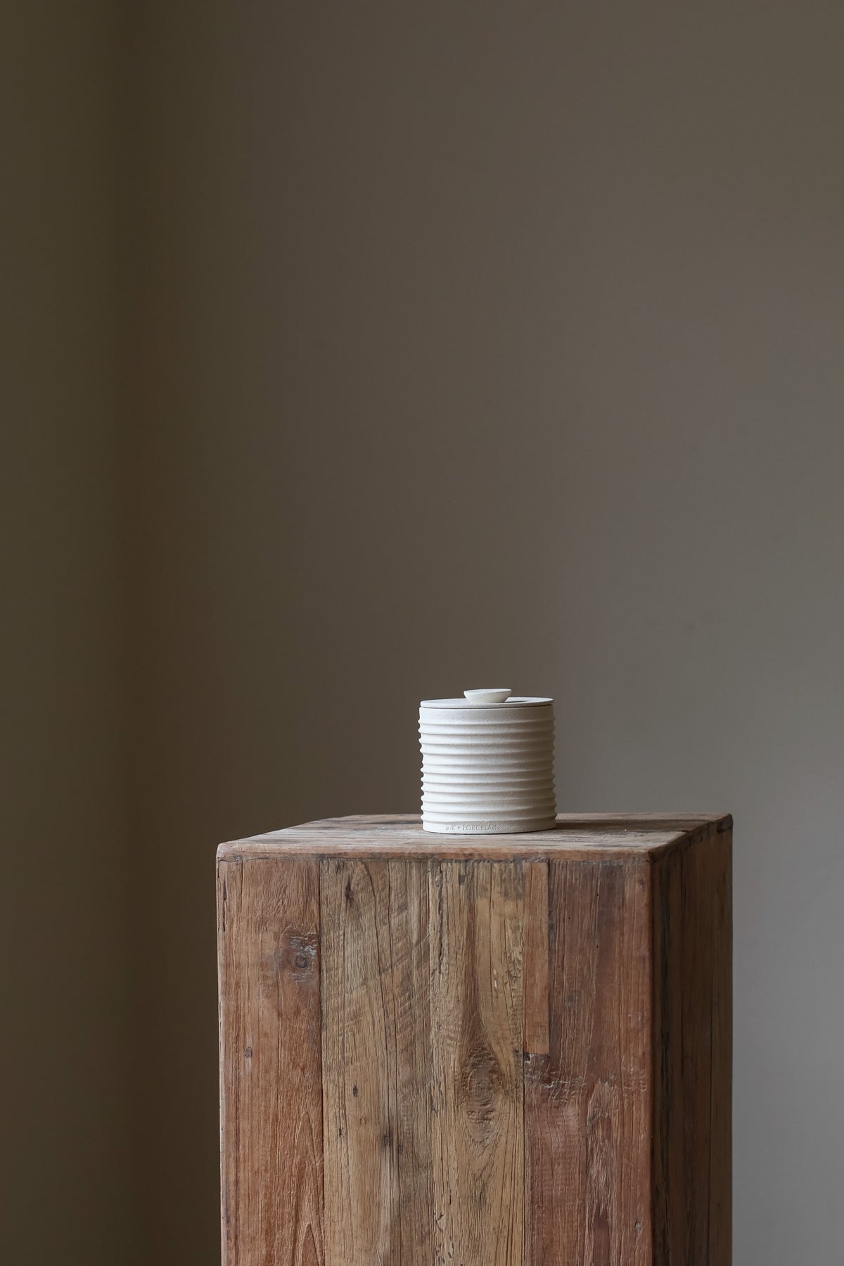 Elevate your vanity with this exquisite decorative holder, a sophisticated container designed to blend beauty and utility. 