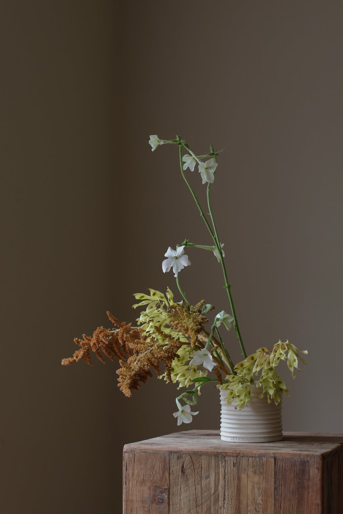 Elevate your vanity with this exquisite decorative holder, a sophisticated container designed to blend beauty and utility. 