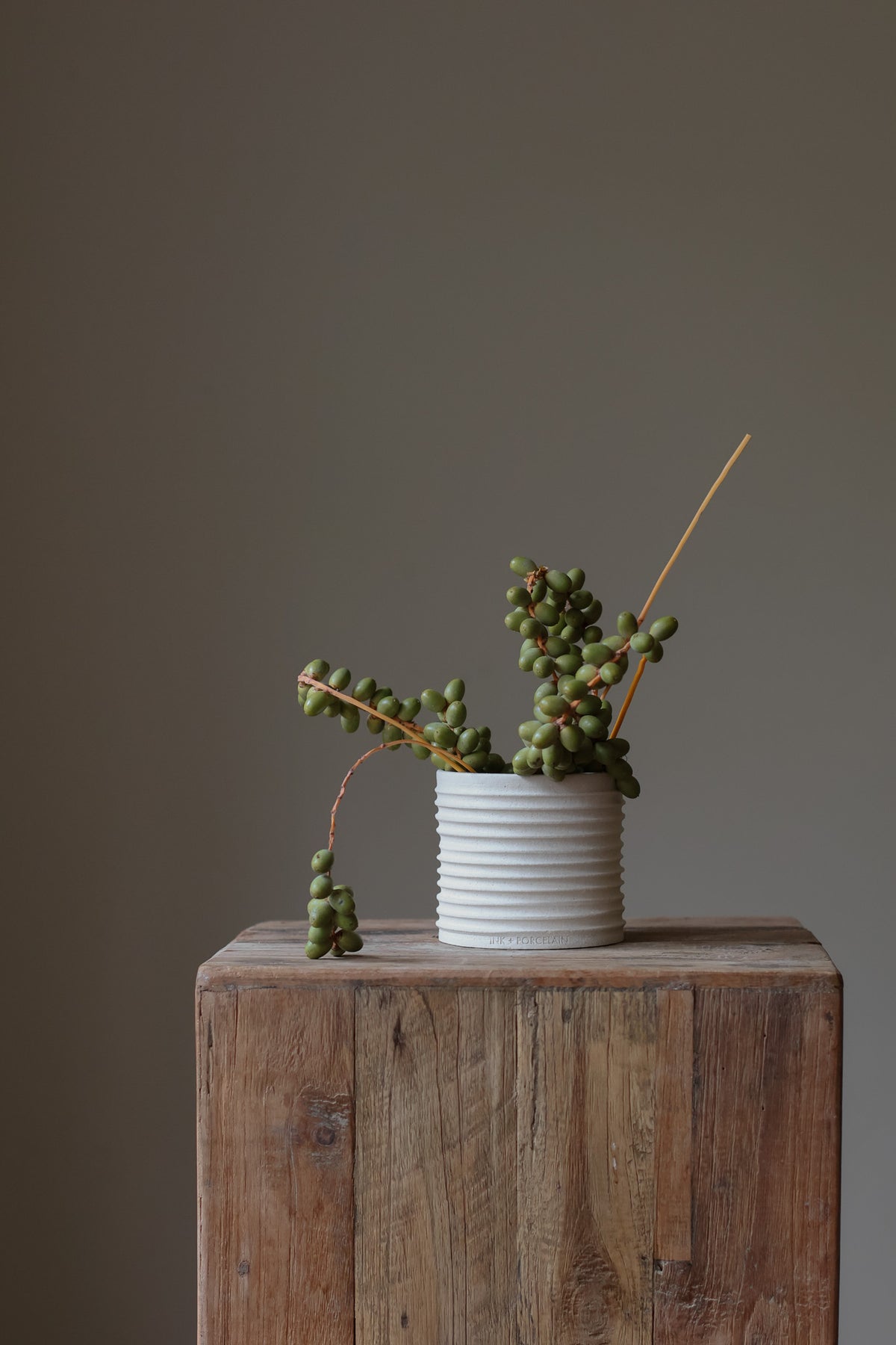 Elevate your vanity with this exquisite decorative holder, a sophisticated container designed to blend beauty and utility. 