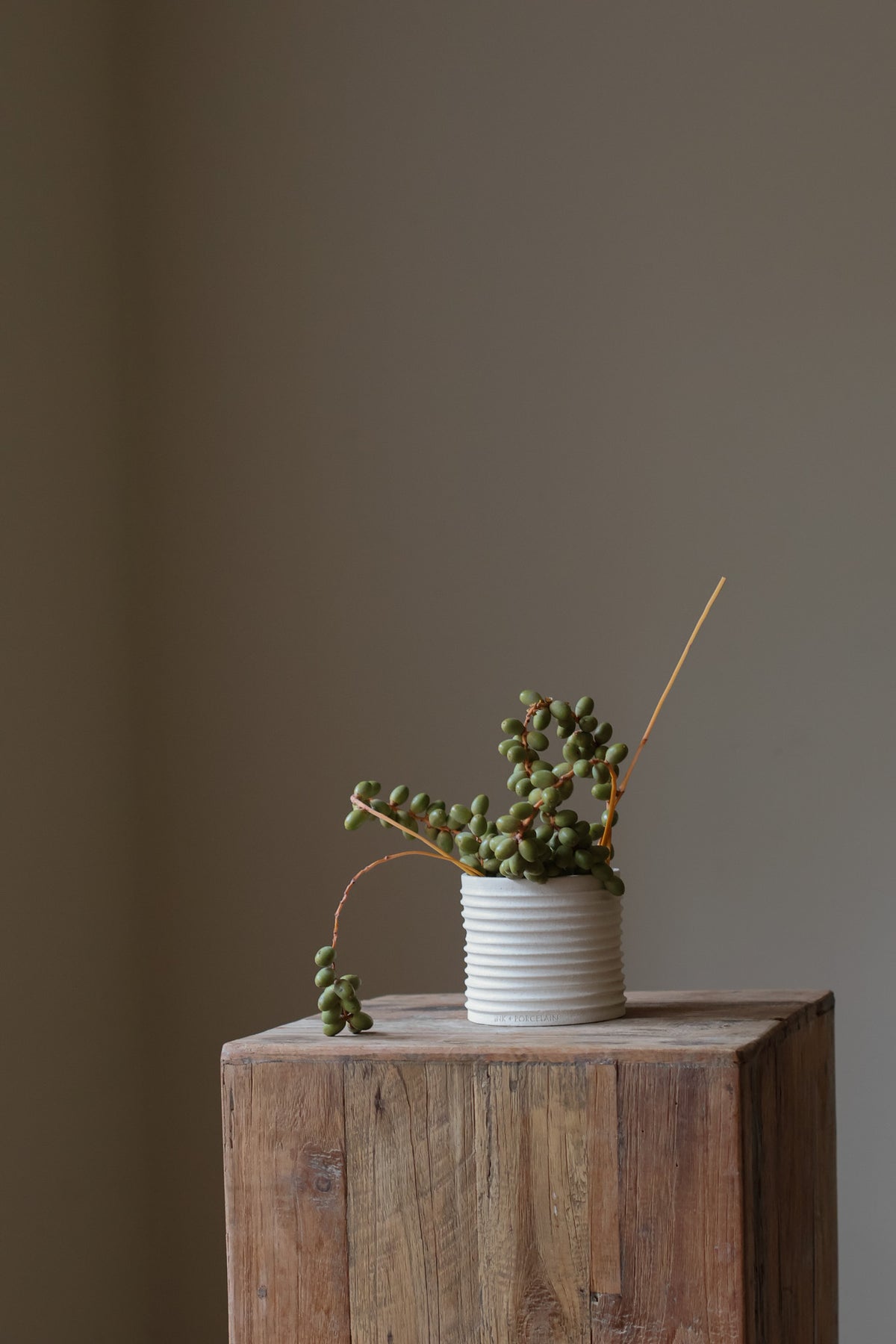 Elevate your vanity with this exquisite decorative holder, a sophisticated container designed to blend beauty and utility. 