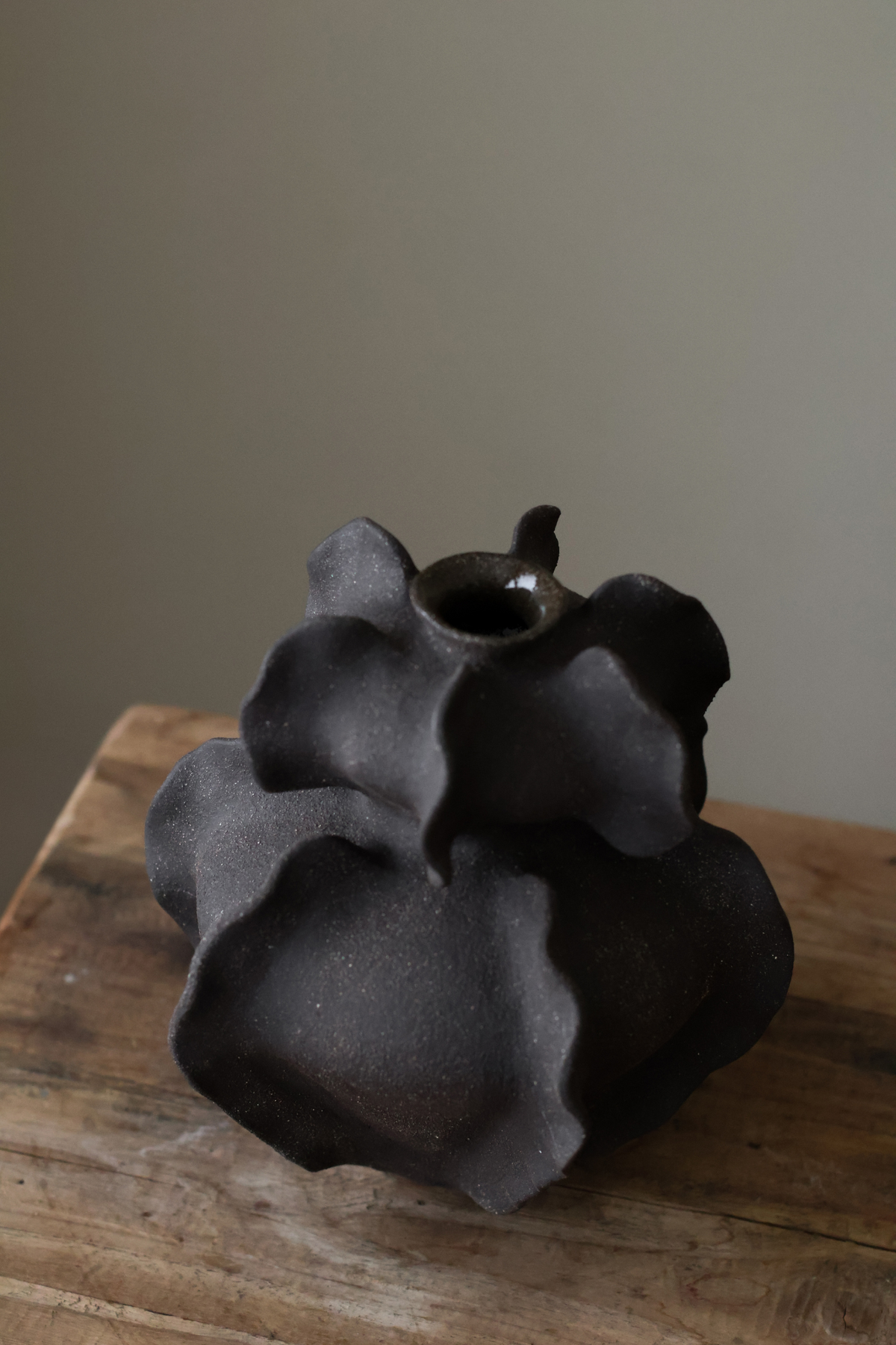 RIPPLE VASE IN INK