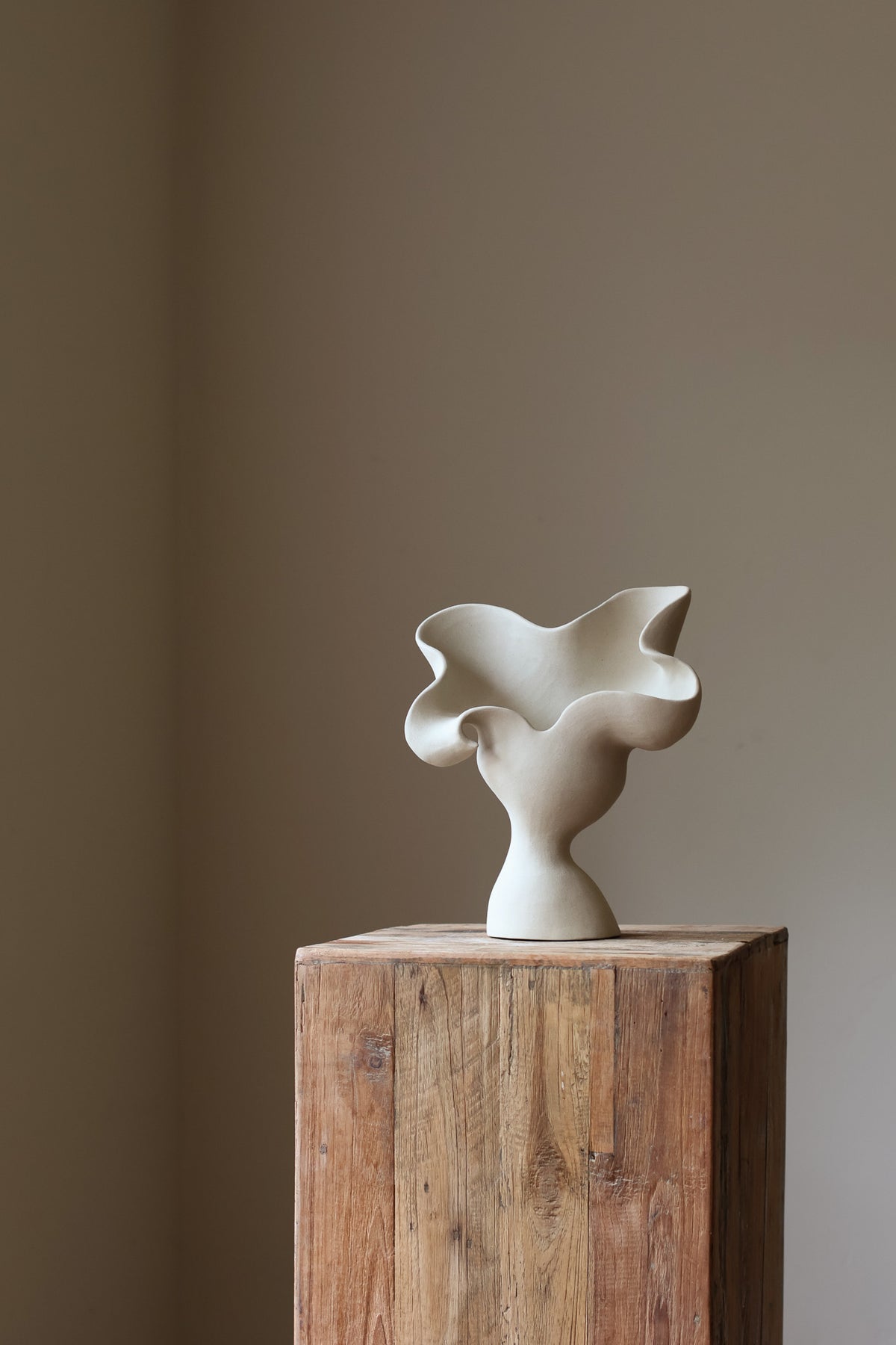 Be inspired by the organic beauty of flowers with the Pistil Sculptural Vessel Taupe. 