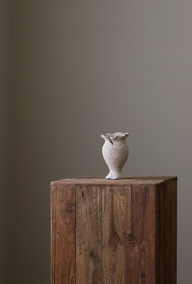 BLOSSOMING BUD VASE IN SPECKLED CLAY